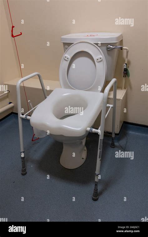 A Raised Medical Toilet Seat With Movable Frame On A Toilet In A Uk Hospital London Uk Stock