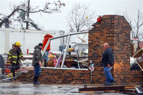 5 Dead Dozens Hurt After Tornadoes Storms Slam Alabama And Tennessee