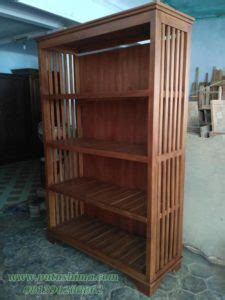 Ukuran panjang rak buku perpustakaan adalah 90 cm setiap unitnya dan bisa disambung mengikuti ukuran ruangan perpustakaan yang dipakai. Lemari Buku Perpustakaan dari Kayu Jati | Putushima Furniture