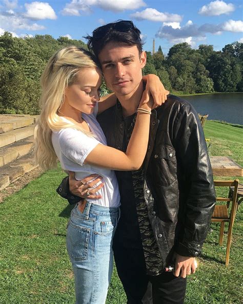 The disney channel star stopped by people now and opened up about her new relationship with her descendants 2 costar, thomas doherty. Thomas Doherty and Dove Cameron | Dove cameron, Dove and ...