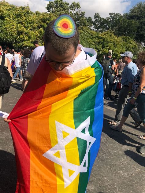 i24news thousands participated in jerusalem s lgbt pride parade hundreds protested