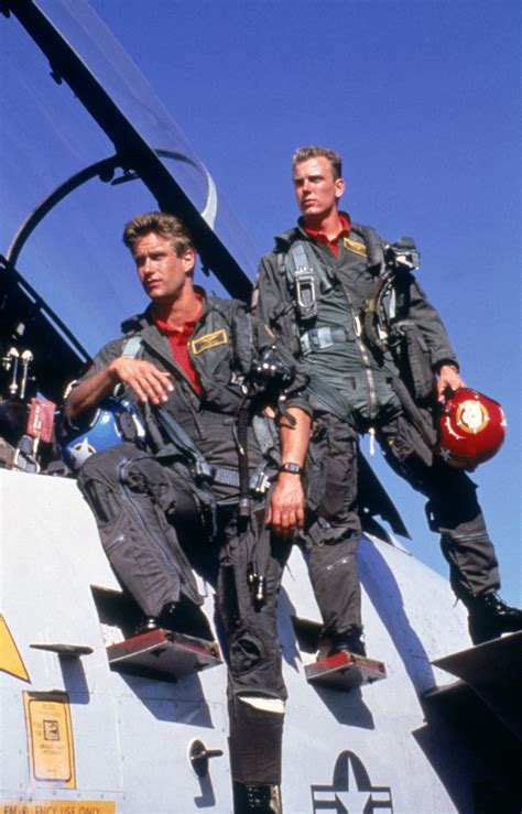 When hotshot fighter pilot maverick (tom cruise) is sent to the school, his reckless attitude and cocky demeanor put him at odds with the other pilots, especially the cool and collected iceman (val. Imagini Top Gun (1986) - Imagine 12 din 58 - CineMagia.ro