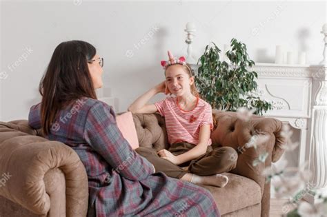 Mamá E Hija Están Sentadas En El Sofá Y Conversando Chica Adolescente
