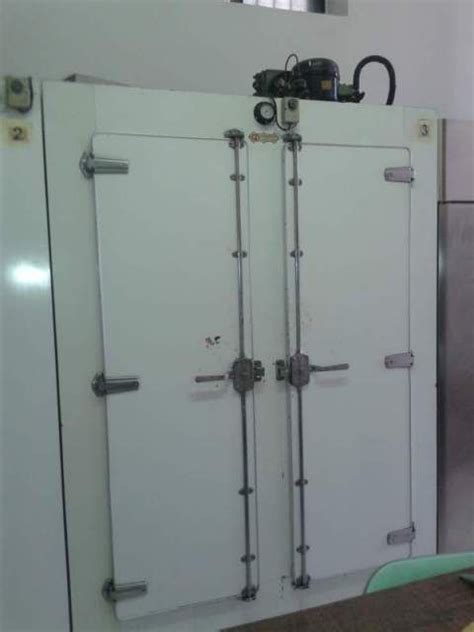 Cassone frigo usato adatto per fare celle a terra, dispone di doppia porta sul retro e. Banco frigo pasticceria e 2 celle frigo usato | Frigo ...