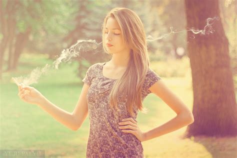 Девушка курит в платье 88 фото