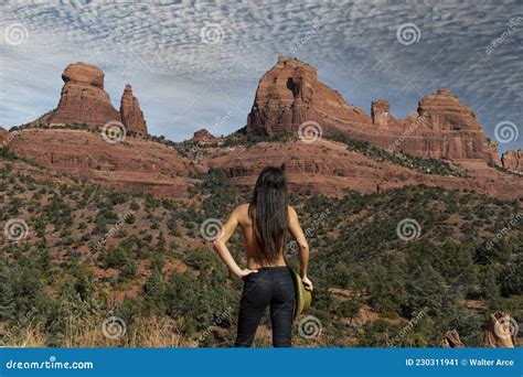 Magn Fico Modelo Hispano Posa Topless En El Desierto De Arizona Imagen