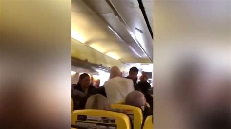 pelea en un vuelo de ryanair un pasajero muerde la nariz a otro en pleno viaje onda cero radio