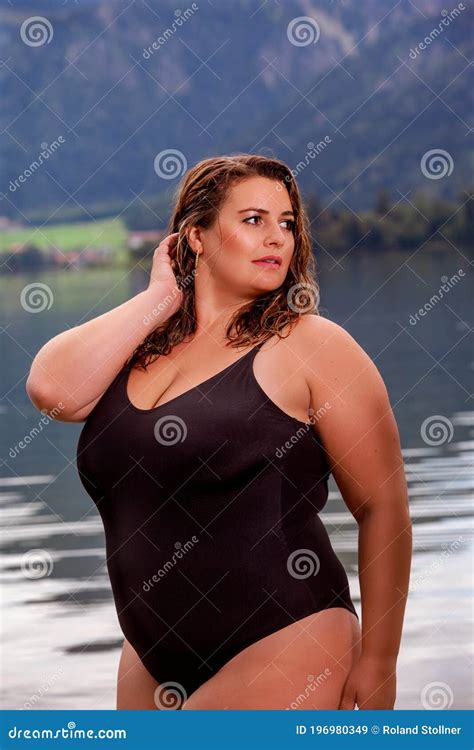 Sch Ne Mollige Frau In Einem Badeanzug Stockbild Bild Von Baumuster