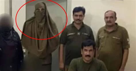 گجرات، لیڈی کانسٹیبل نہ ہونے پر مرد اہلکار کو لیڈیز پولیس یونیفارم پہنادیا گیا Daily Mumtaz