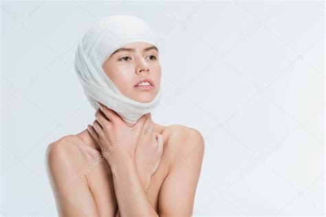 Plastik Cerrahi Üzerine Beyaz Izole Sonra Kafasına Bandaj Ile Çıplak