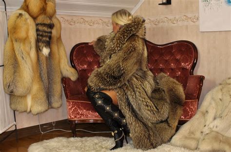 Pin By Jamie Fox On Меховая одежда Fur Fur Hood Coat Fox Fur