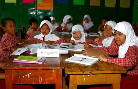 Free Picture Indonesia Six Grade Kids Girls Students Turn