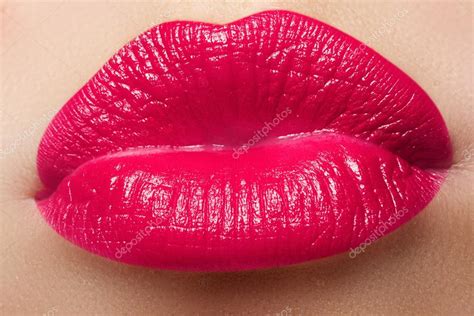 Close Up De Um Belo Sexy Lábios Vermelhos Dando Beijo Lábios Cheios