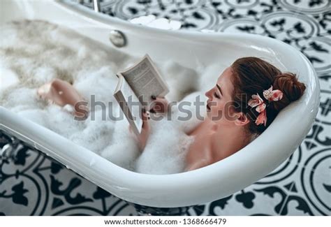 617 Imágenes De Naked Woman Reading Book Imágenes Fotos Y Vectores De Stock Shutterstock