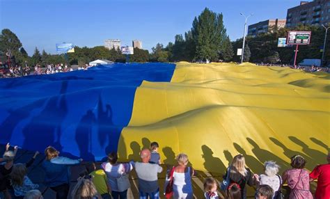 La bandiera dell'ucraina è stata adottata nel 1918, e viene interpretata come il cielo blu (simboleggiante la pace) sopra i campi di grano (simboleggianti la prosperità).i colori. Russia, picchiato dopo aver esposto una bandiera ucraina