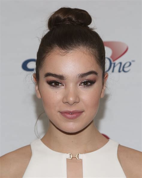 Hailee Steinfelds Beauty Evolution From Child Actress To Chart Teen