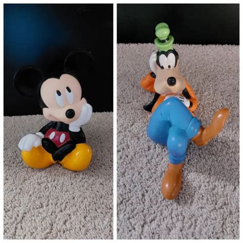 Vintage Disney Relaxing Lying Down Goofy And Mickey Mouse Pvc Coin