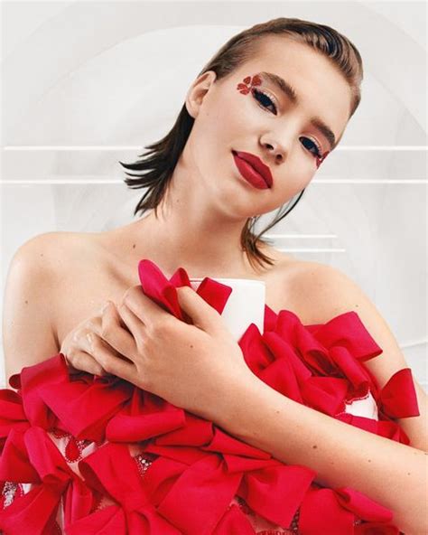 born in rosso la nuova campagna valentino beauty wondernet magazine