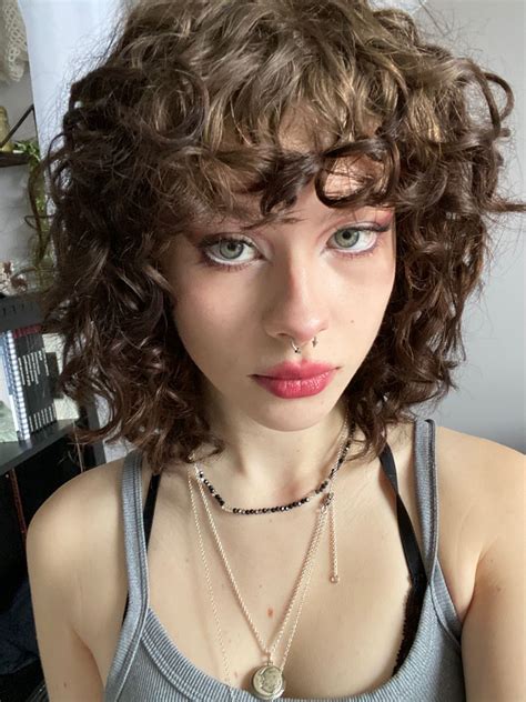 Girl Photography Selfie Poses Ideas Dark Curly Hair Short Hairstyles Jewelry Grunge Alt Fashion