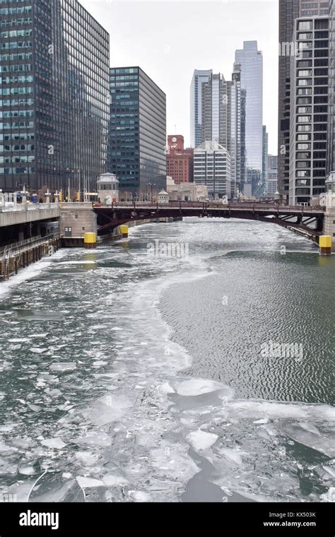 Chicago Usa 7 January 2018 Usa Weather The Chicago River Is Seen