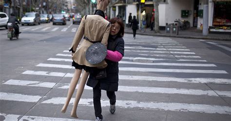 G1 Mulher é Flagrada Carregando Manequim Vestido Em Rua Na China Notícias Em Planeta Bizarro