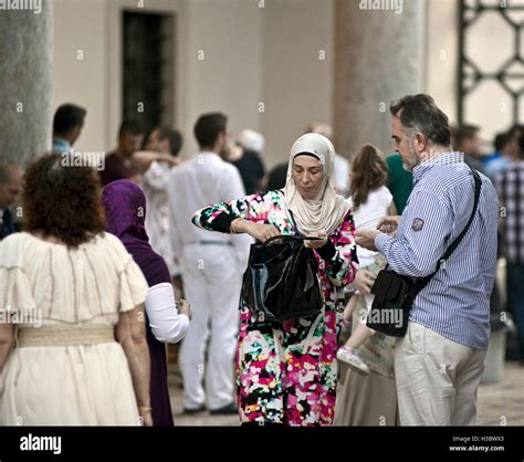 pueblo musulmán celebra el ramadán en la mezquita gazi husrev beg sarajevo bosnia y