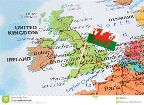 Si on fait la même chose en allant d'est vers l'ouest, cette même distance peut varier de 60 à 155 km. Carte Du Royaume-Uni, Drapeau Du Pays De Galles, Concept ...