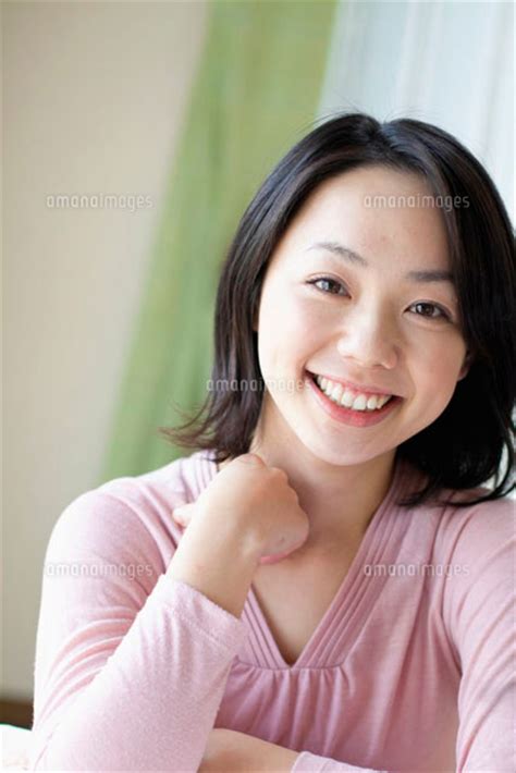 笑顔の日本人の女性[10272001211]｜ 写真素材・ストックフォト・画像・イラスト素材｜アマナイメージズ