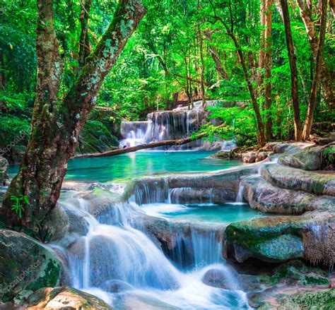 Beautiful Waterfall In The Tropical Forest — Stock Photo