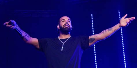 Drake Shows Off Collection Of Bras Thrown By Fans Photo Comic Sands