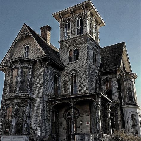 Southern Gothic In 2020 Creepy Old Houses Victorian Homes Abandoned