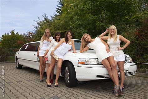 Sexy Models Mit Stretch Limousine Portr T Stock Photo Adobe Stock