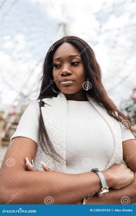 sexy jolie jeune femme noire avec de belles lèvres en tshirt blanc vintage dans vest élégant