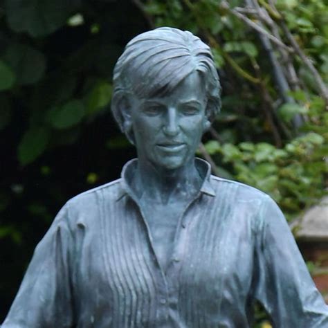 Diana Statue Unveiled First Pictures Of Princess Of Wales Surrounded