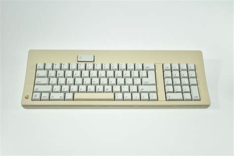 Apple Keyboard M0116 1987