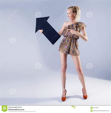 attraktiv blond kvinna som poserar med pilen fotografering för bildbyråer bild av kropp fint