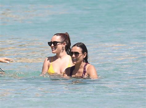 Demi Moore E La Figlia Rumer Willis Sfoggiano Curve E Lato B Da Applauso In Spiaggia Foto Tgcom