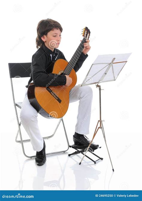 Músico Del Niño Pequeño Que Toca La Guitarra Foto De Archivo Imagen