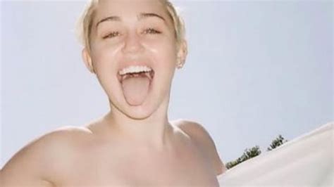 Miley Cyrus Nue Pour Souhaiter Une Joyeuse Pâques à Ses Fans Metrotime