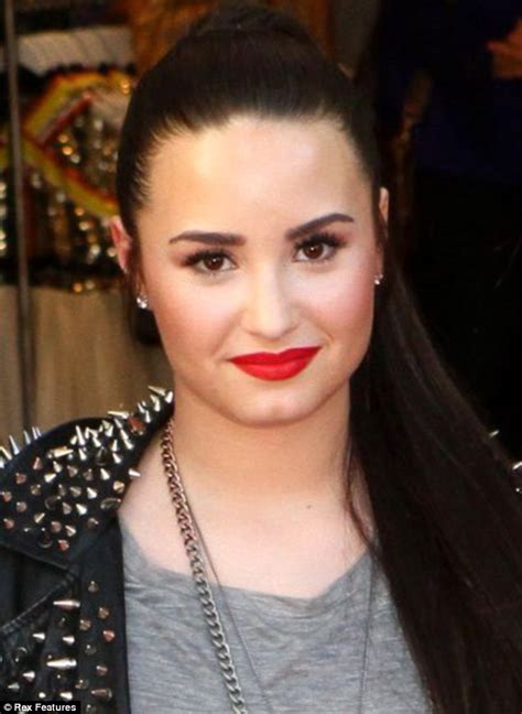 demi lovato s no make up twitter picture star encourages fans to go bare daily mail online