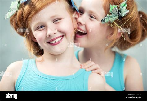 Zwei Lächelnder Und Liebenswert Rothaarige Zwillinge Stockfotografie Alamy