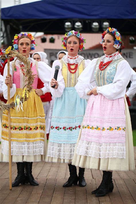 Regional Costumes From Wielkopolska Polish Folk Costumes Polskie