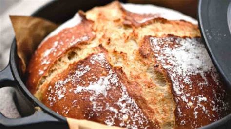 Voici un délicieux pain brioché maison en forme de couronne torsadée. recette pain maison à la cocotte ! - Tasties Foods