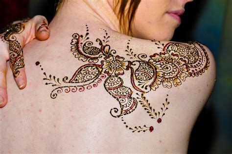 When this paste is applied in skin and left for few hours. The Tattoo World : Henna Tattoos