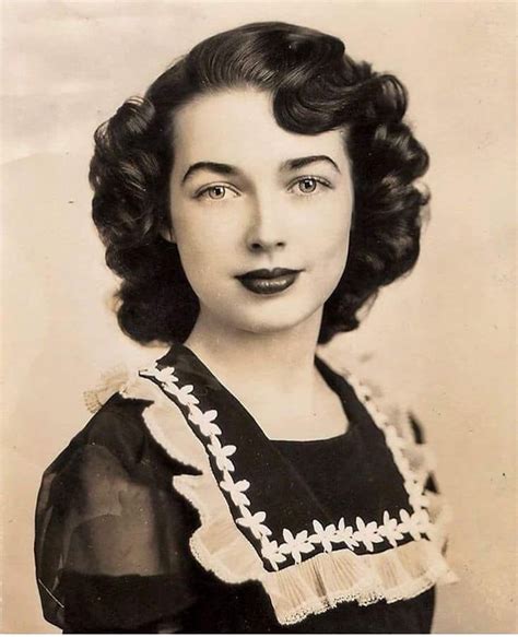 A very famous forties hairstyle is called the chignon, which is back now and worn for there is a strange 1940s hairstyle i found to be interesting, it is called the omelet fold. 1940s hair style (With images) | 1940s hairstyles, Retro ...