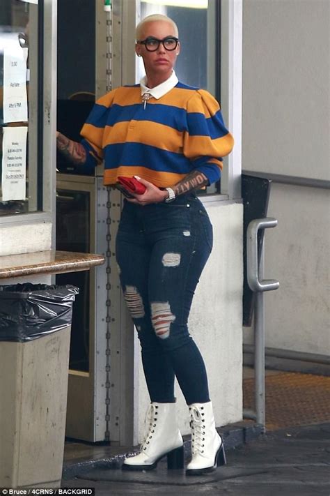Amber Rose Flaunts Hourglass Figure In Skintight Jeans Daily Mail Online