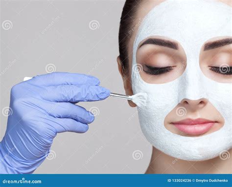 The Cosmetologist For The Procedure Of Cleansing And Moisturizing The