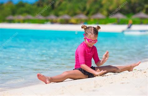 Schattig Klein Meisje Aan Het Strand Tijdens De Zomervakantie — Stockfoto © D Travnikov 71466363