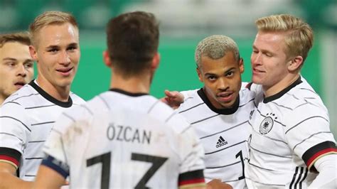Highlights gibt es überall ab mitternacht mez. Fußball-U21-EM 2021: Deutschland - Niederlande live im ...