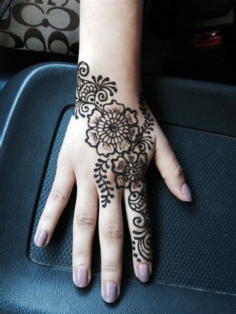 A Beautiful And Elegant Flower Henna Design I Love How It Looks On My